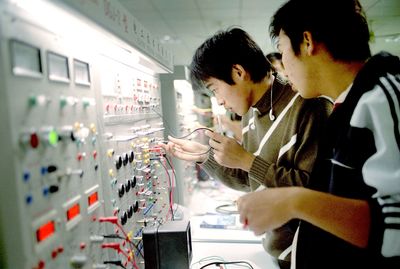 信息电子技术服务实验中心简介